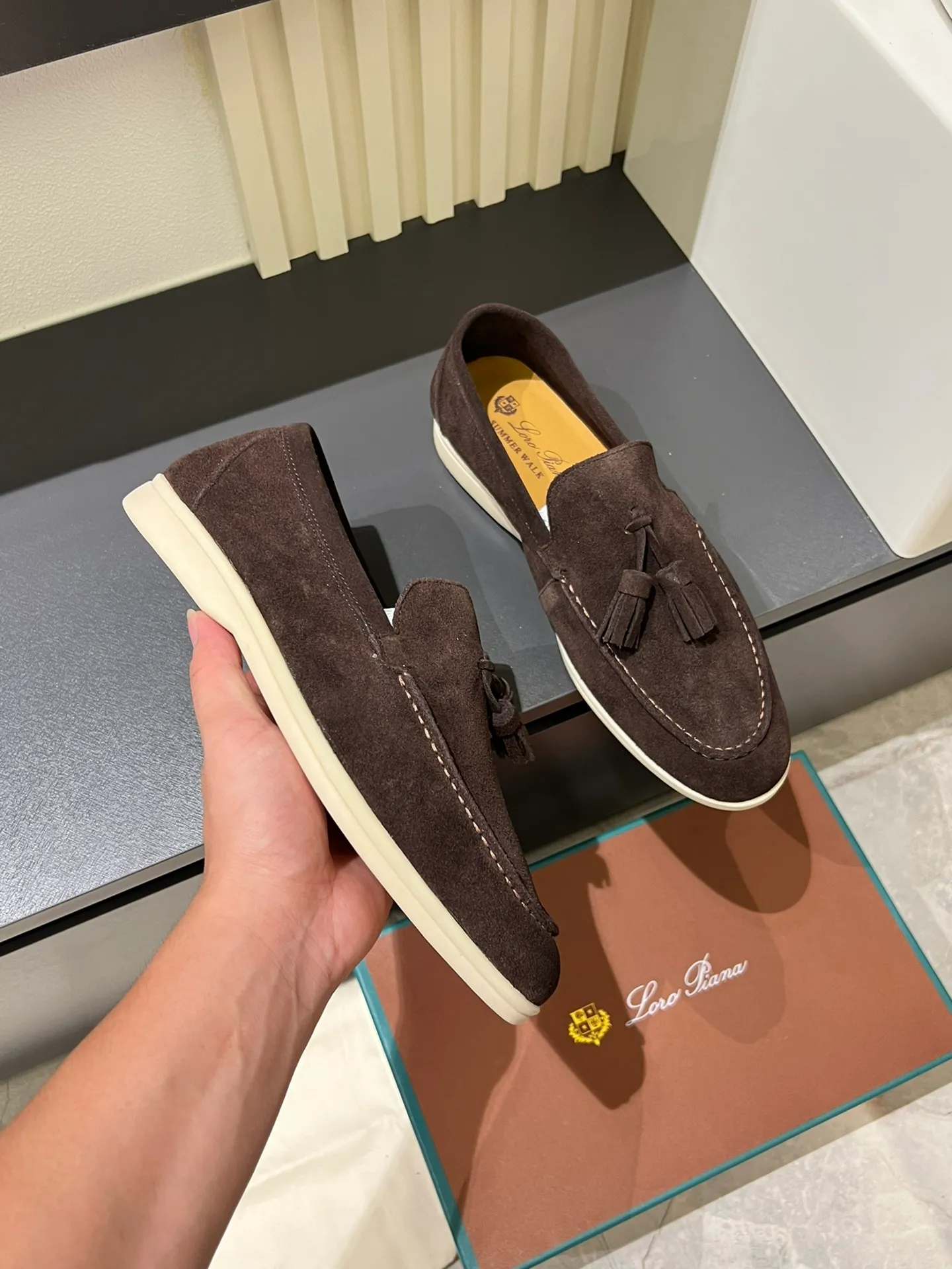 Men's shoes 💰p360 "Loro men's shoes 💰pian'*" Classic L men's shoes for couples 💰p Top version British flat loafers, a must-have item in old money style, the minimalist design is eye-catching and durable, a plus point for dressing The soft foot feel and texture are outstanding. They don’t scratch your feet and are very nice. They are matched with soft and waxy soles. They can be worn daily for a long time without getting tired. They are easy to wear, versatile and classic items, with perfect foot feel and texture! Imported cashmere fabric, the lining is made of imported A-grade water-dyed cow lining, the top version of the genuine leather midsole is sewn with pure handmade mark thread! Size: Female 35-40 (34. Customized) Male 38-44 (45.46. Customized)